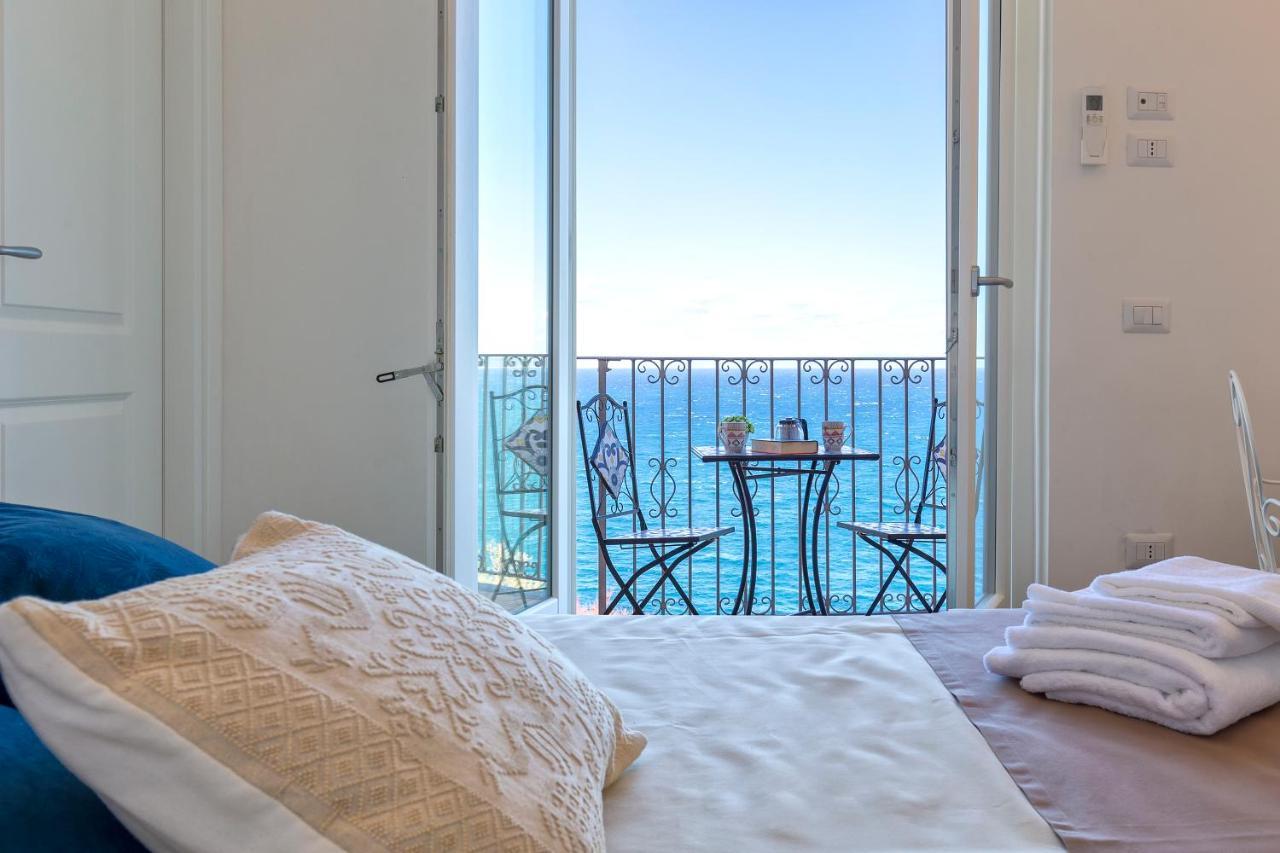 Terrazza & Romantica Sospese Sul Mare Del Borgo Antico --- Terrace & Romantic Over The Sea Of The Ancient Village
